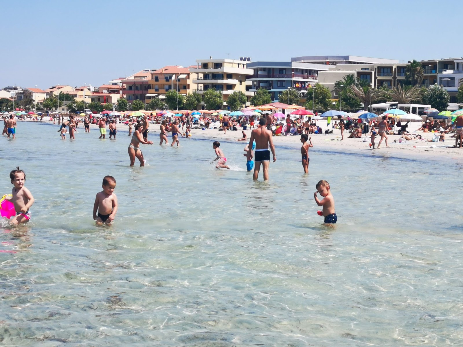 Foto de Playa de Lido di Alghero con agua cristalina superficie