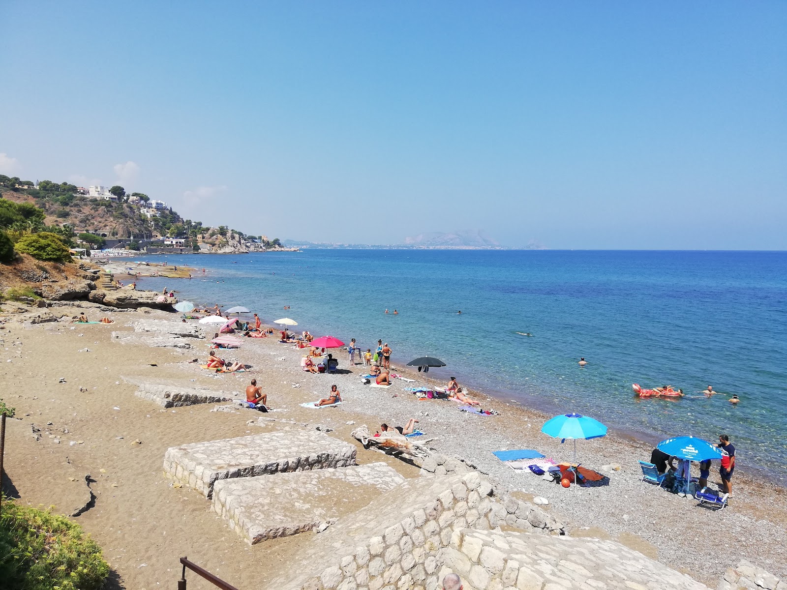 Foto di Spiaggia Ombelico di Venere con una superficie del sabbia grigia e ciottoli