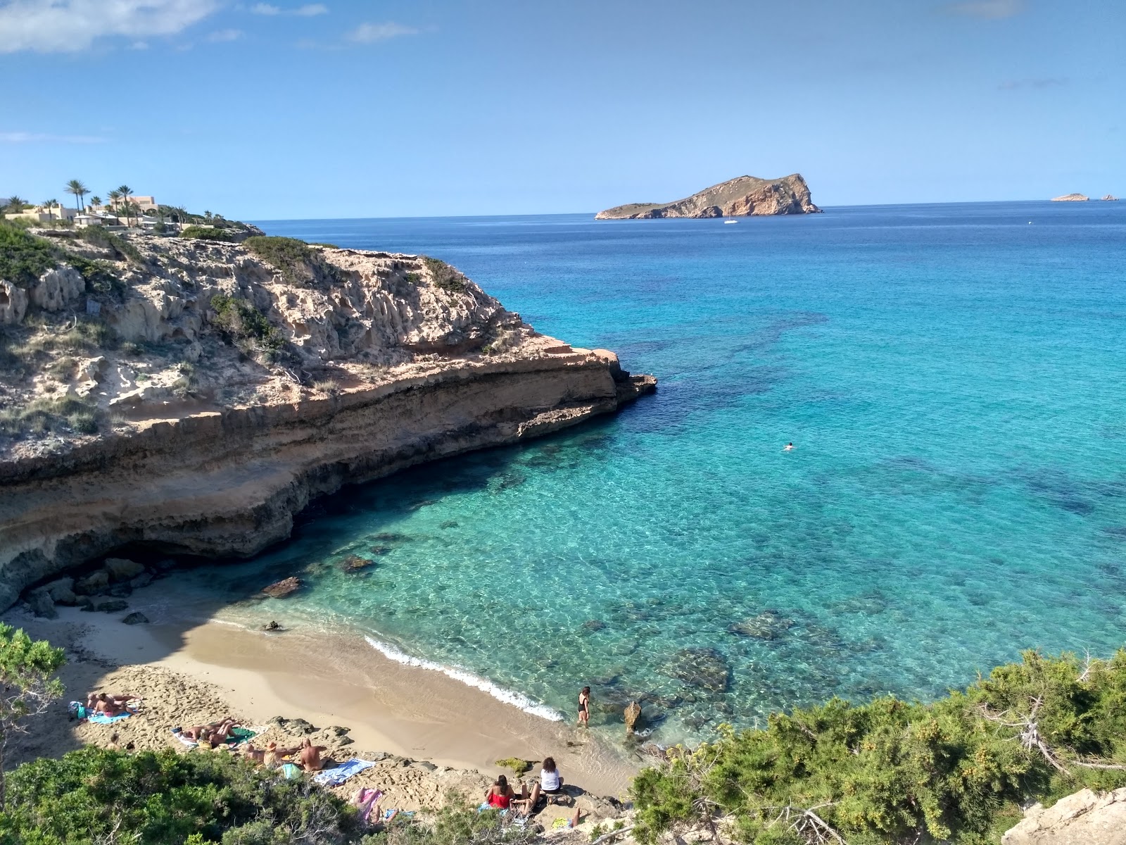 Fotografie cu Cala Escondida cu o suprafață de nisip beige fin