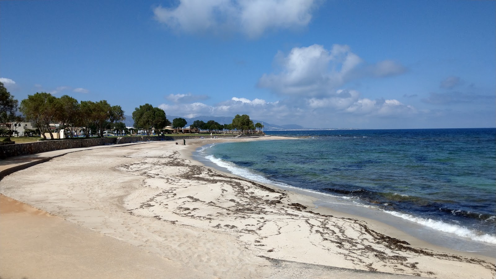 Zdjęcie Spiliada beach z powierzchnią jasny piasek