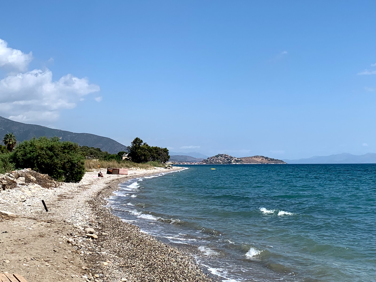 Foto af Mylos Beach bakket op af klipperne