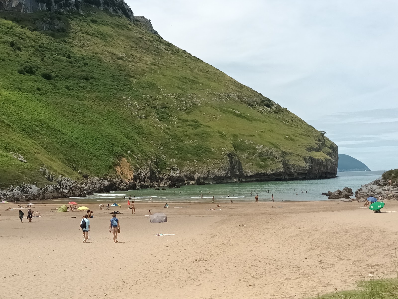 Foto av Sonabia stranden omgiven av berg