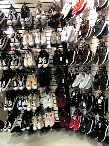 Clothing Store «rue21», reviews and photos, 7759 W Ridgewood Dr, Parma, OH 44129, USA