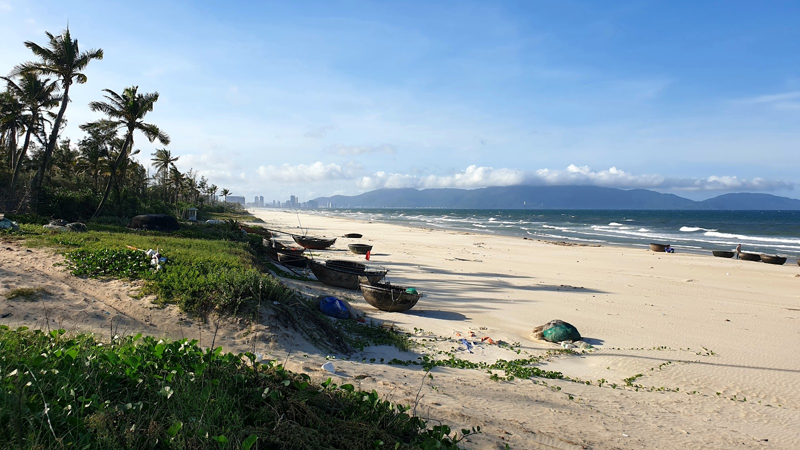 Foto de Tan Tra Beach - lugar popular entre os apreciadores de relaxamento