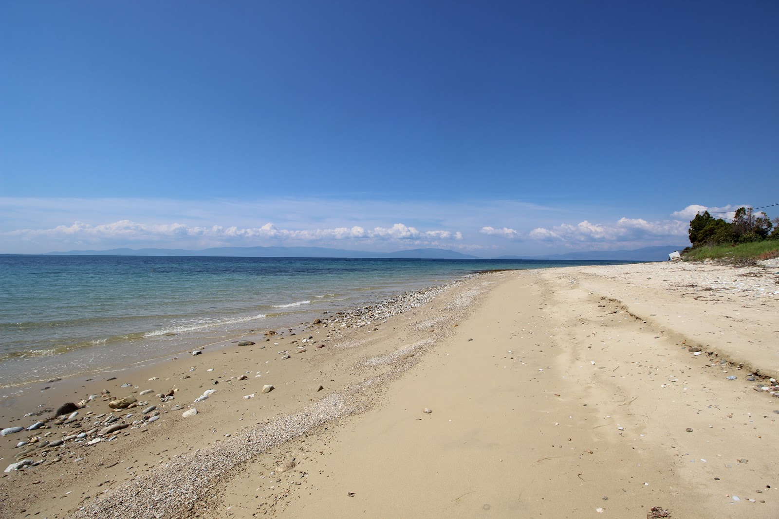 Vrysaki beach的照片 带有宽敞的海湾