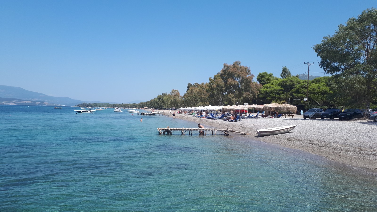 Foto de Kavos beach con agua cristalina superficie