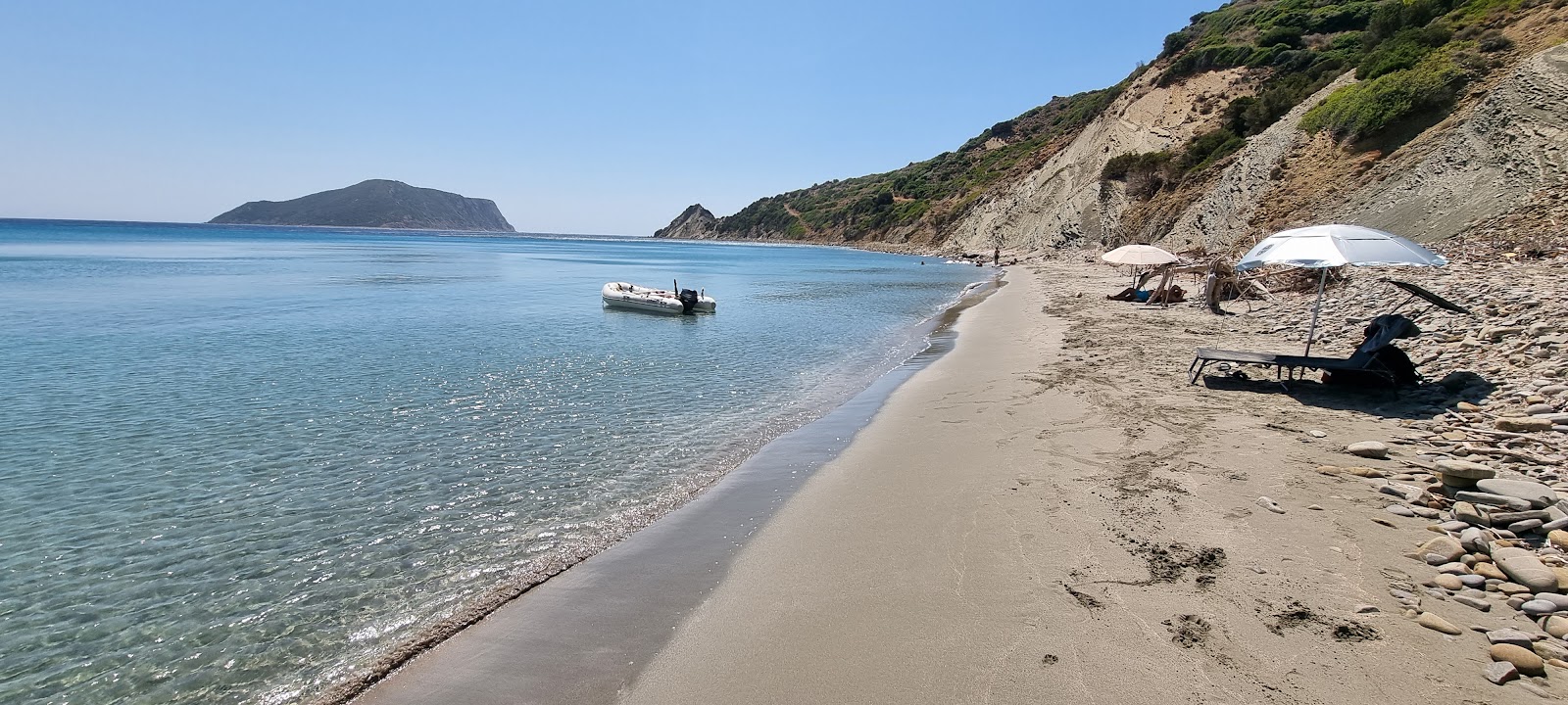 Foto de Selitsa Strand con arena beige y rocas superficie