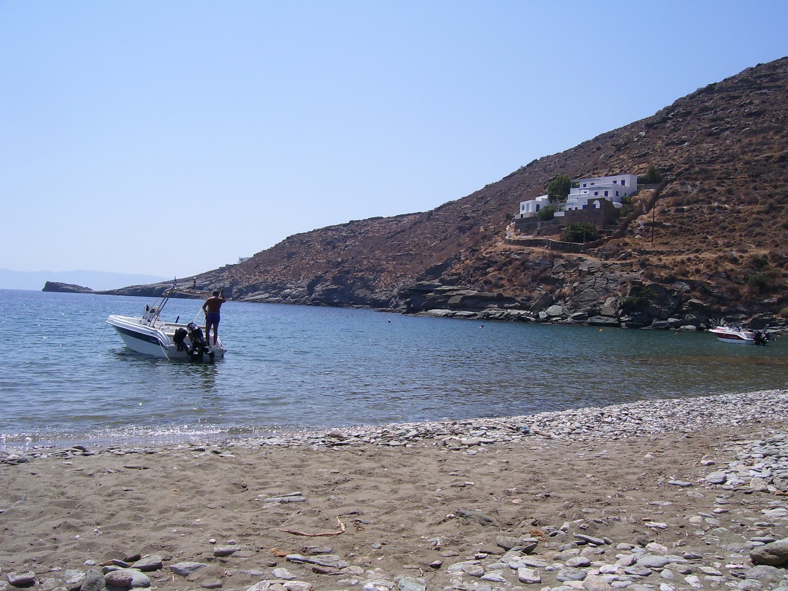 Paralia Kalo Livadi'in fotoğrafı turkuaz saf su yüzey ile