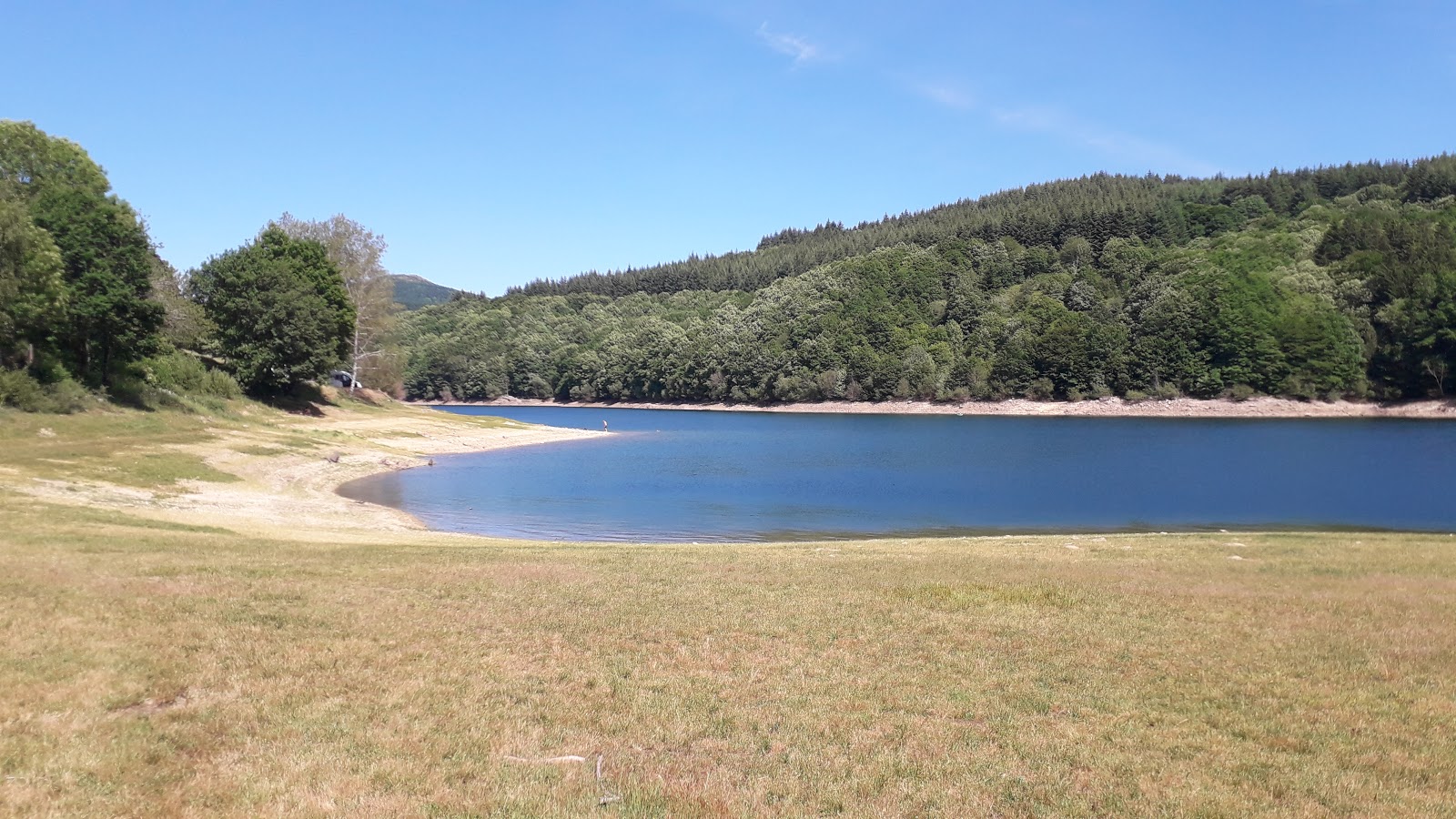 Foto di Plage de loisirs du Lac du Laouzas con una superficie del piccoli ciottoli grigi