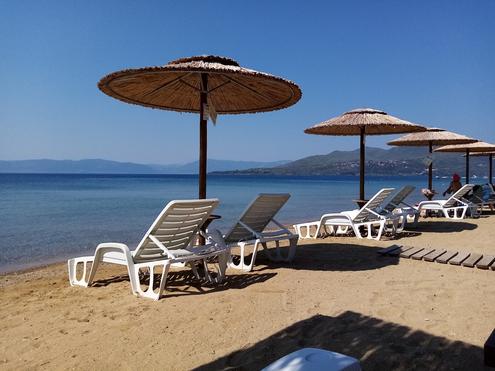 Foto von Maounis beach und die siedlung