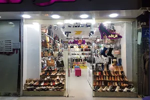 Al-Rashed shops for shoes image