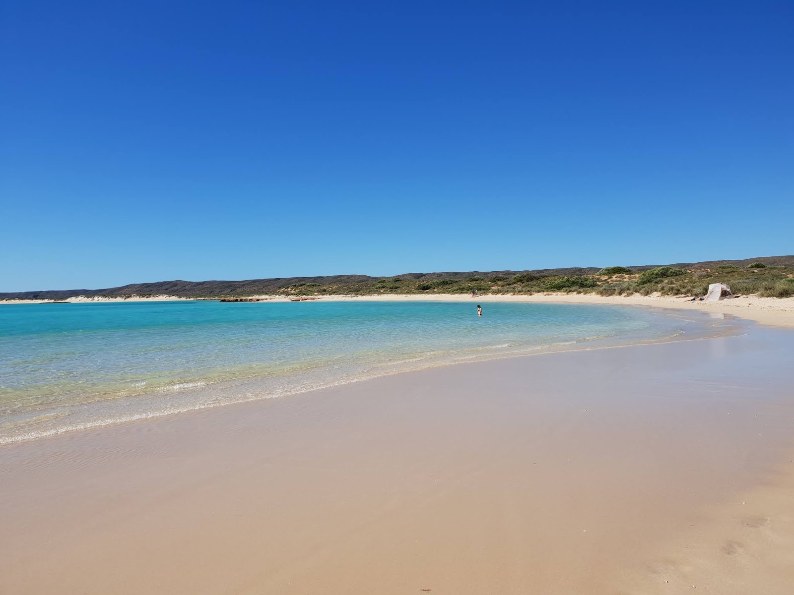 Φωτογραφία του Sandy Bay υποστηρίζεται από βράχους