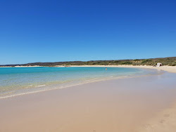 Φωτογραφία του Sandy Bay υποστηρίζεται από βράχους