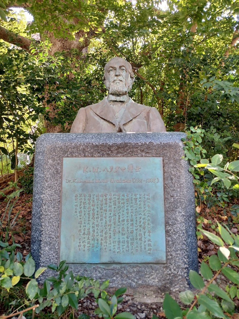 K.W.ハラタマ博士像
