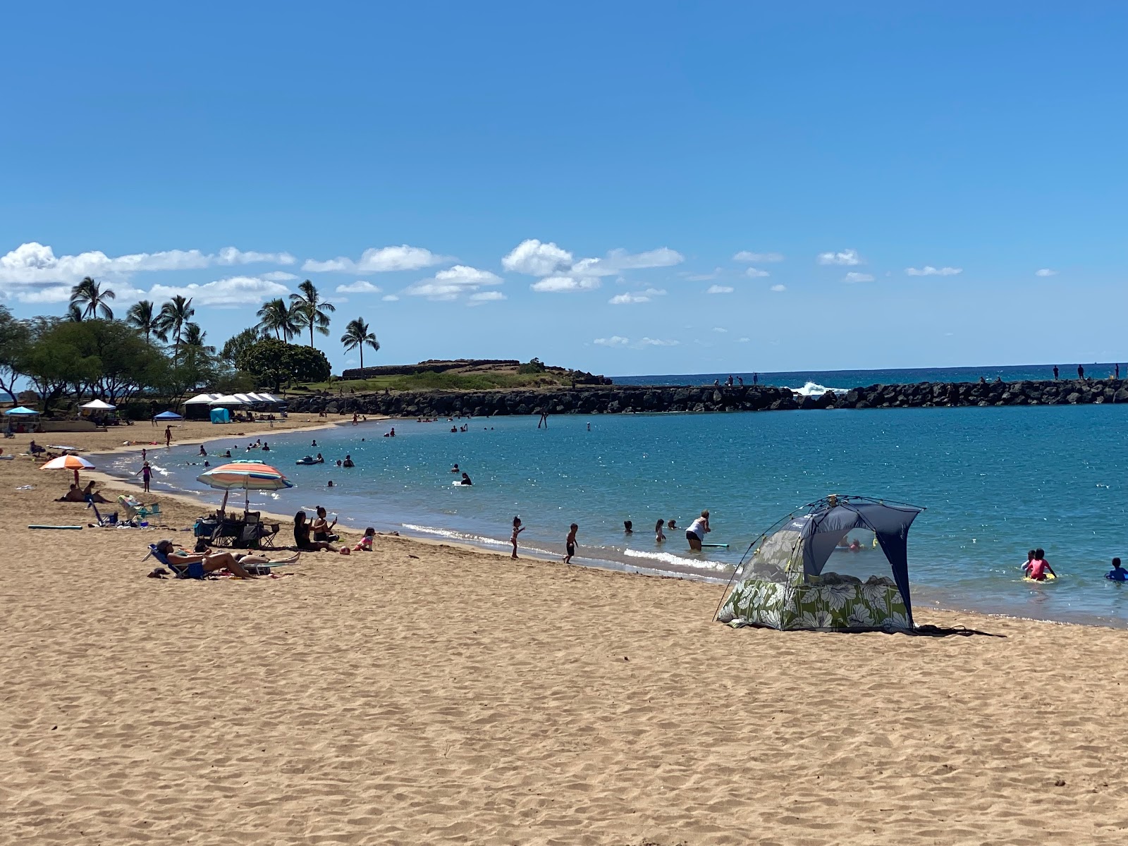 Foto von Pokai Beach mit beiger sand Oberfläche