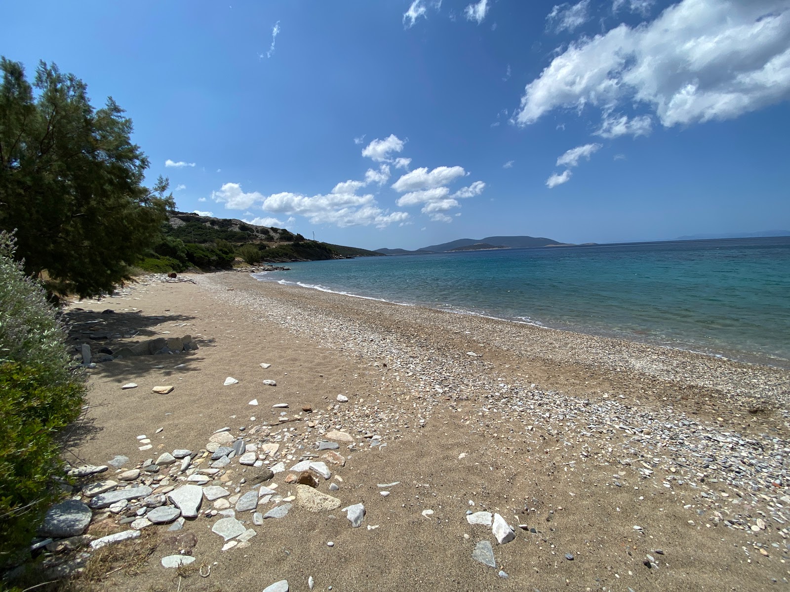 Foto de Agios Irini beach com areia clara e seixos superfície