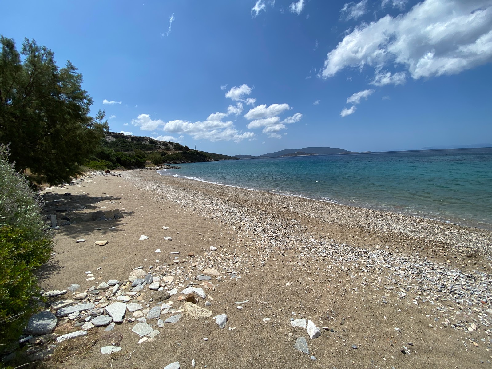 Zdjęcie Agios Irini beach z powierzchnią beżowy piasek i kamyki