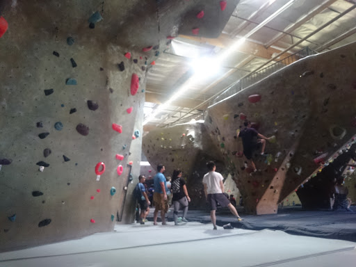 Rock Climbing Gym «Hangar 18 Indoor Climbing Gym - South Bay», reviews and photos, 4926 W Rosecrans Ave, Hawthorne, CA 90250, USA