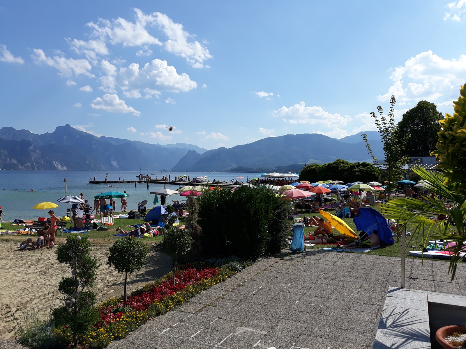 Foto van Gmundner Strandbad met turquoise puur water oppervlakte