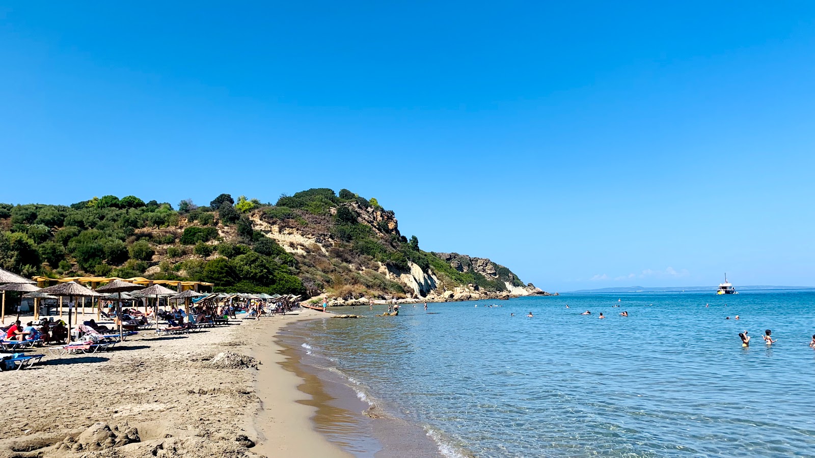 Φωτογραφία του Mavratzi Beach με μπεζ άμμος επιφάνεια