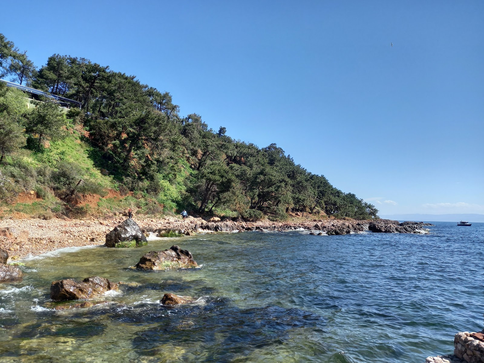 Foto von Kalpazankaya Plaji von Klippen umgeben