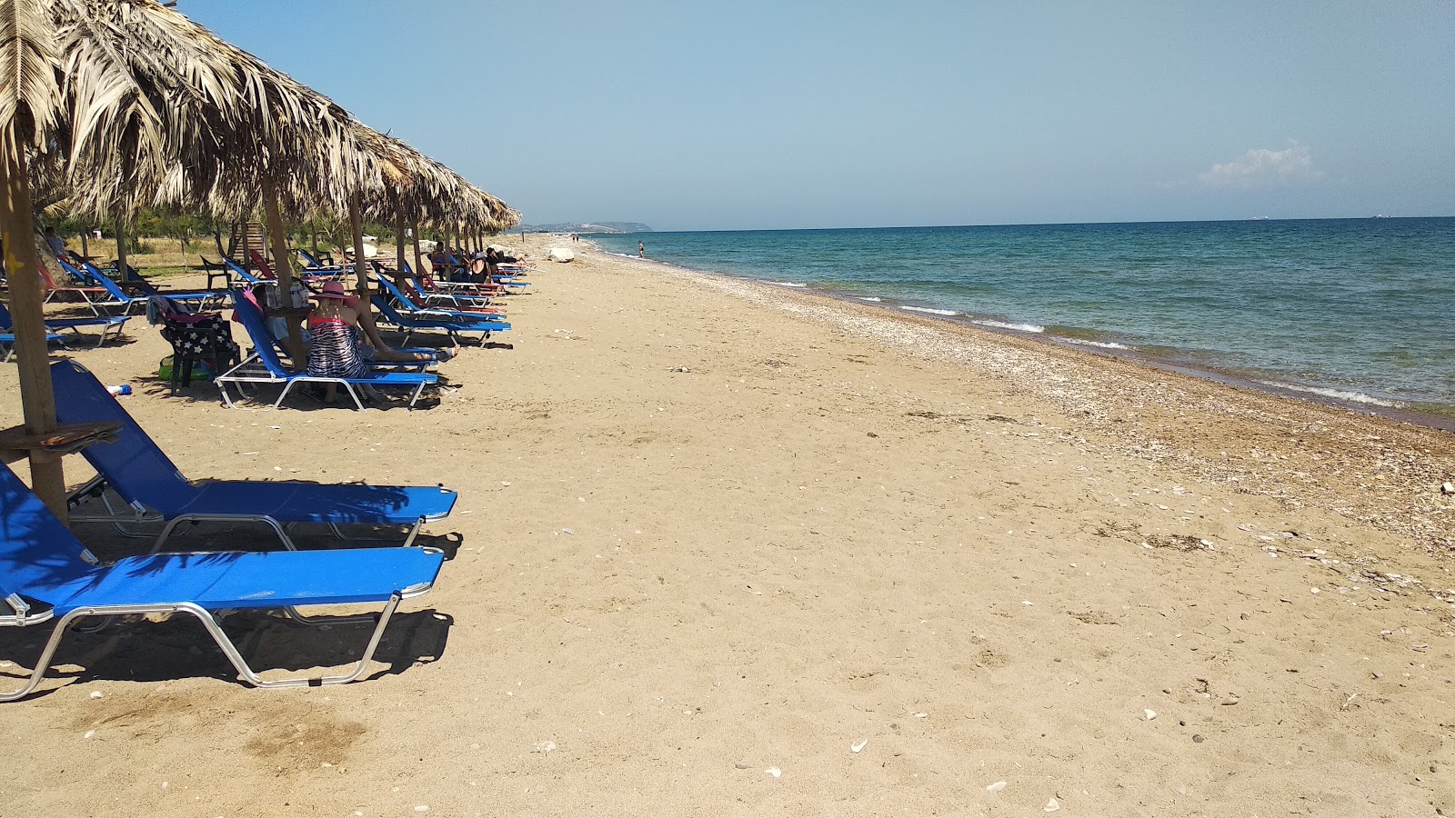 Foto von Paralia Kato Acheas mit schwarzer sand & kiesel Oberfläche