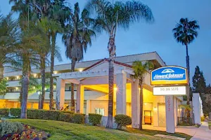 Howard Johnson by Wyndham Torrance image