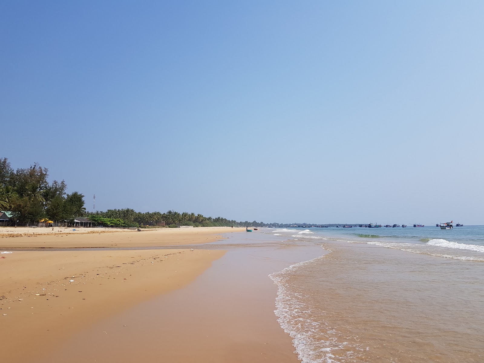 Φωτογραφία του Long Thuy Beach με φωτεινή άμμος επιφάνεια