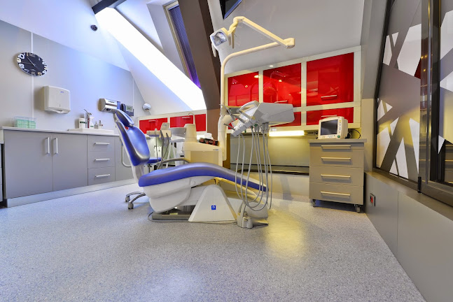 DentalMed Clinica Stomatologica - Excelenta in Implant Dentar - Dentist