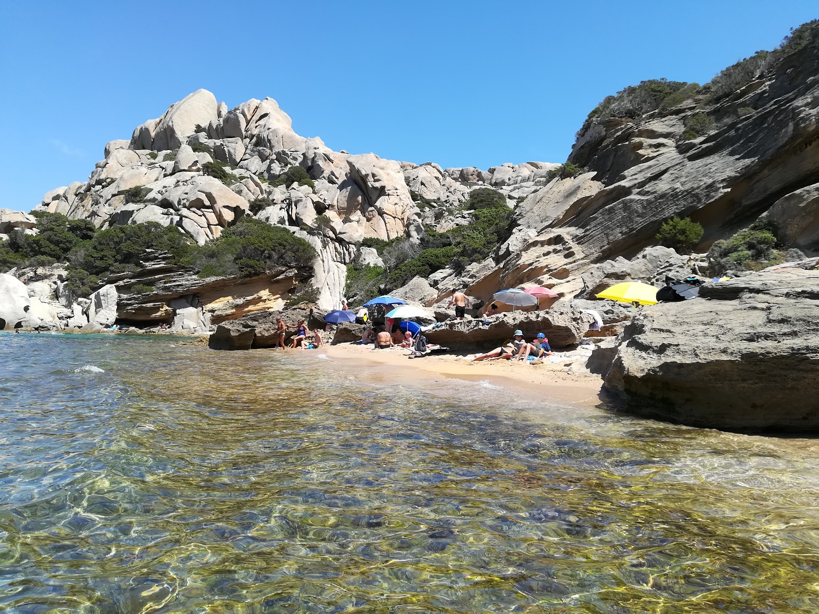 Spiaggia di Cala Spinosa'in fotoğrafı uçurumlarla desteklenmiş
