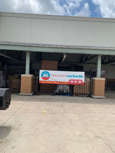 Grocery Store «H-E-B Grocery», reviews and photos, 925 10th St, Floresville, TX 78114, USA
