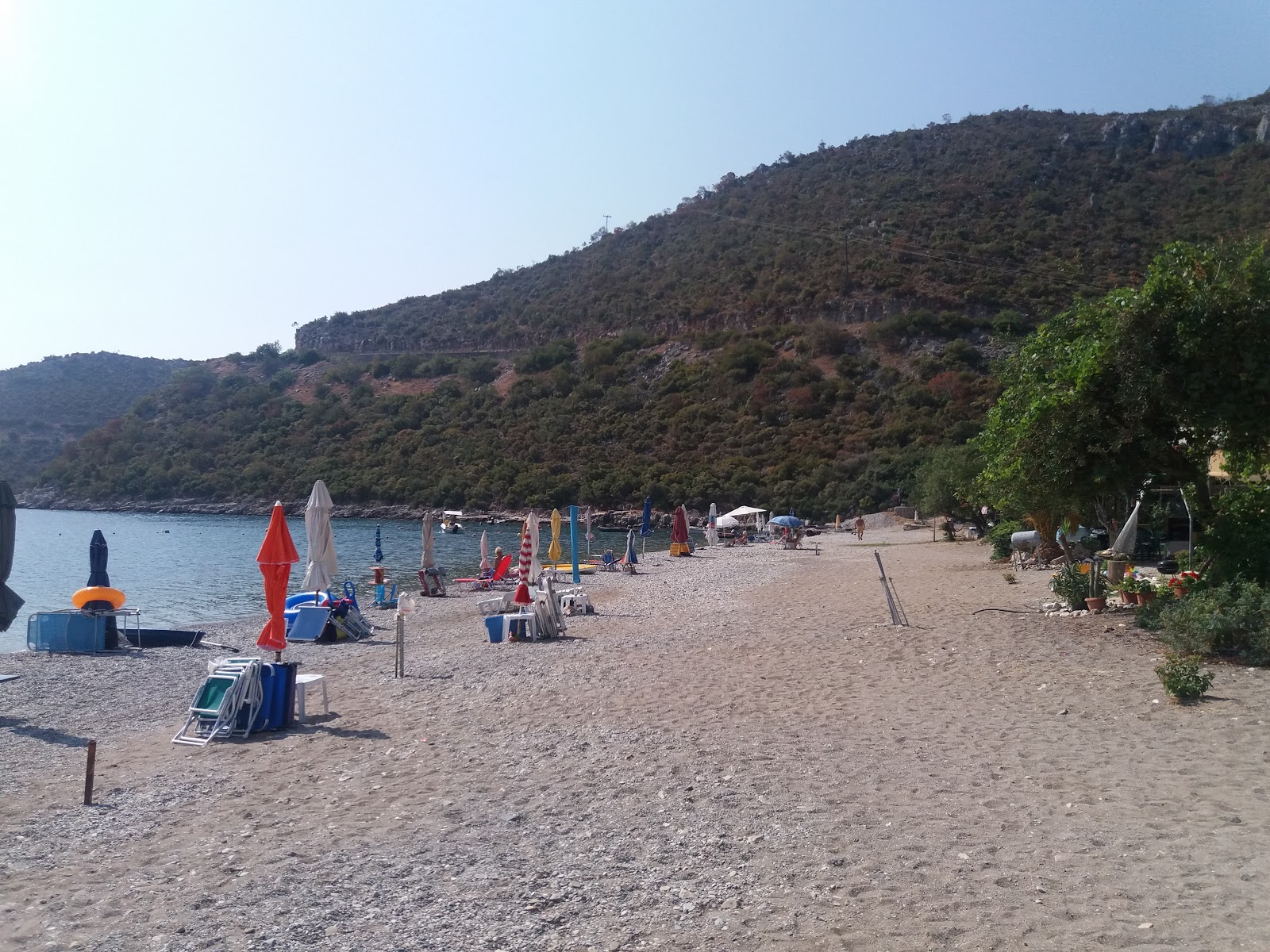 Fotografie cu Rempondina beach cu o suprafață de apă pură albastră