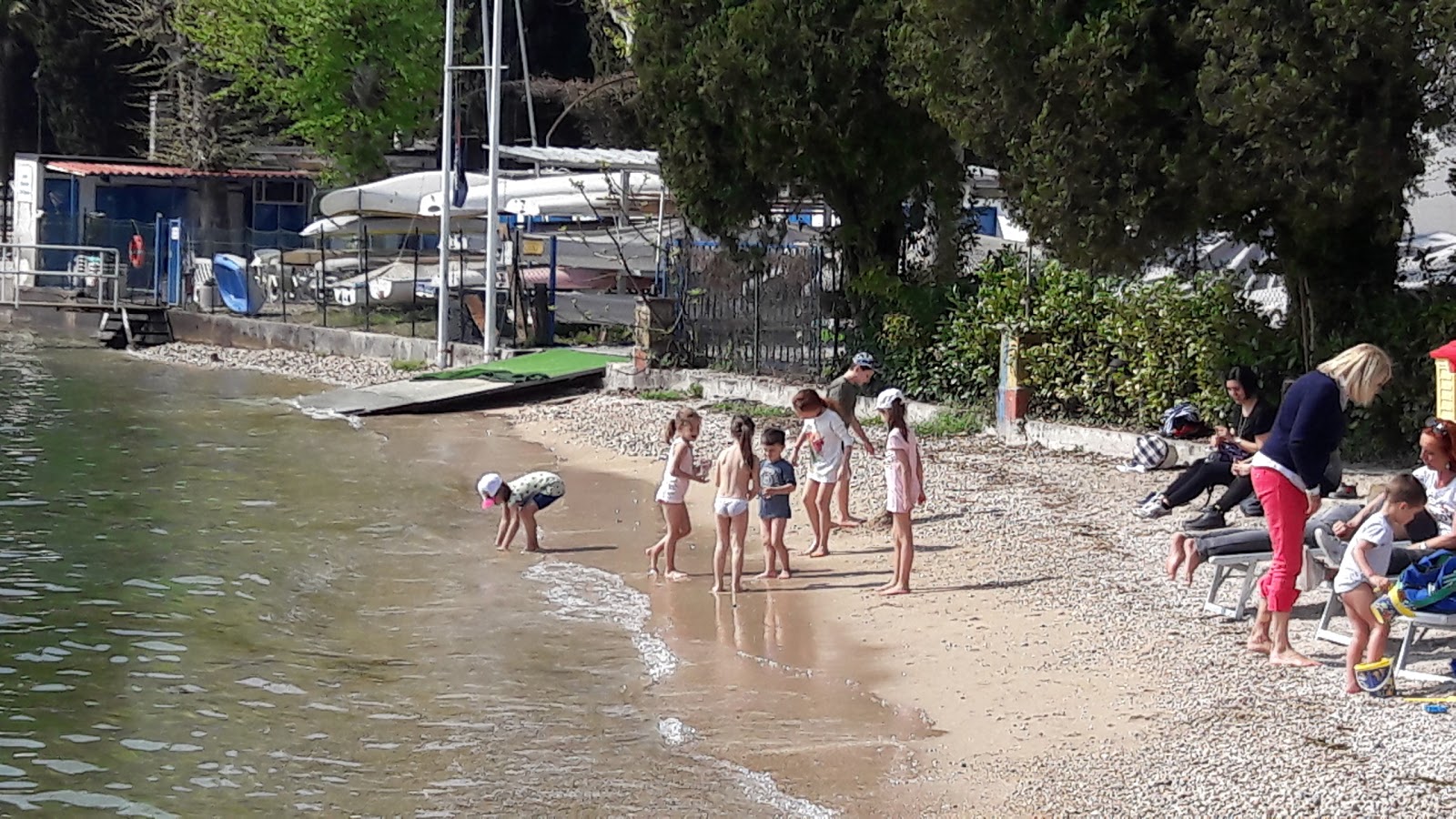 Garda beach的照片 带有碧绿色水表面