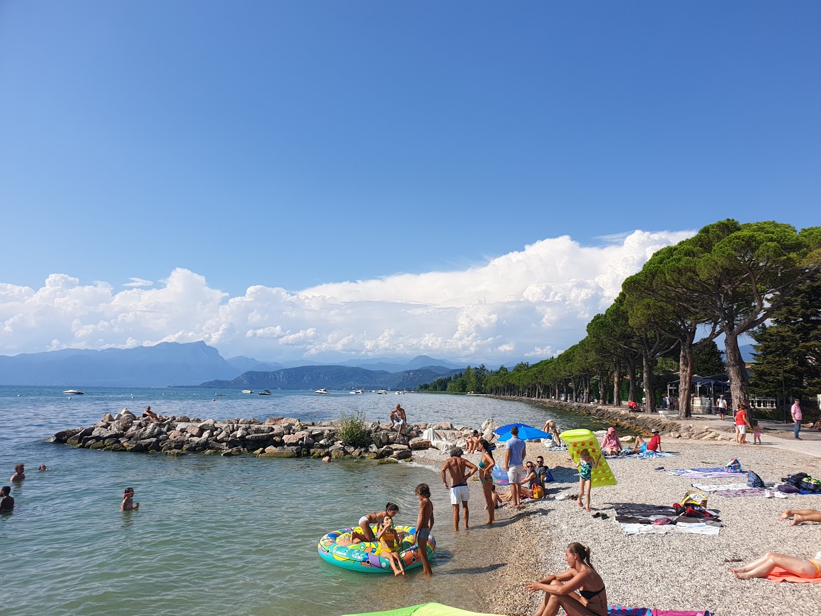Foto von Lazise Beach mit kleine, graue kiesel Oberfläche