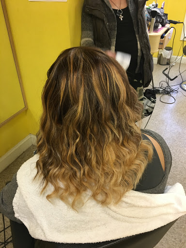 Beauty Salon «New Image Dominican Hair Salon», reviews and photos, 143 W Main St, Norristown, PA 19401, USA