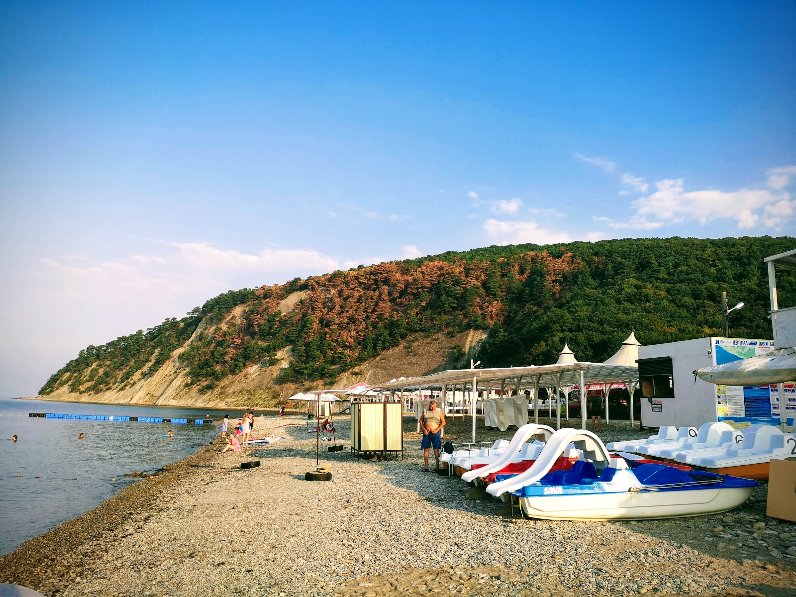 Foto von Inal Bay beach mit türkisfarbenes wasser Oberfläche