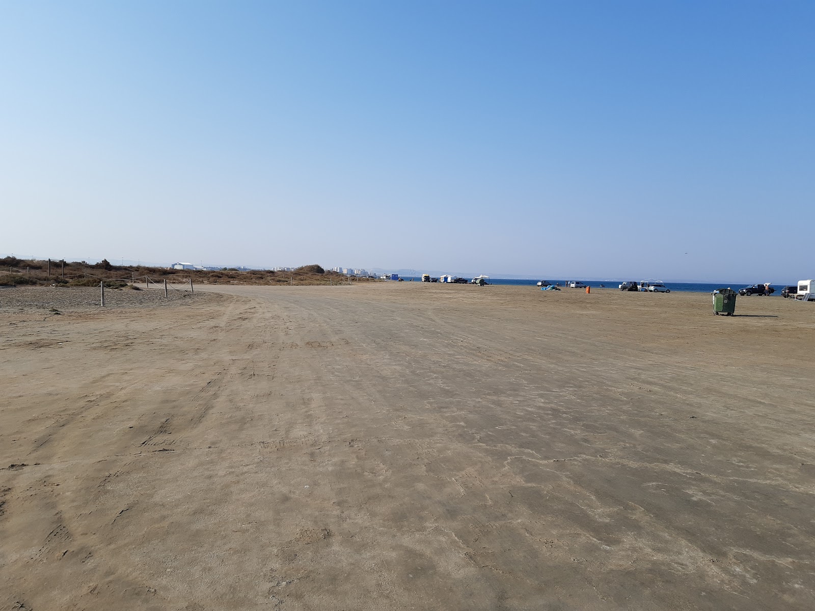 Foto de Larnaka beach con agua azul superficie