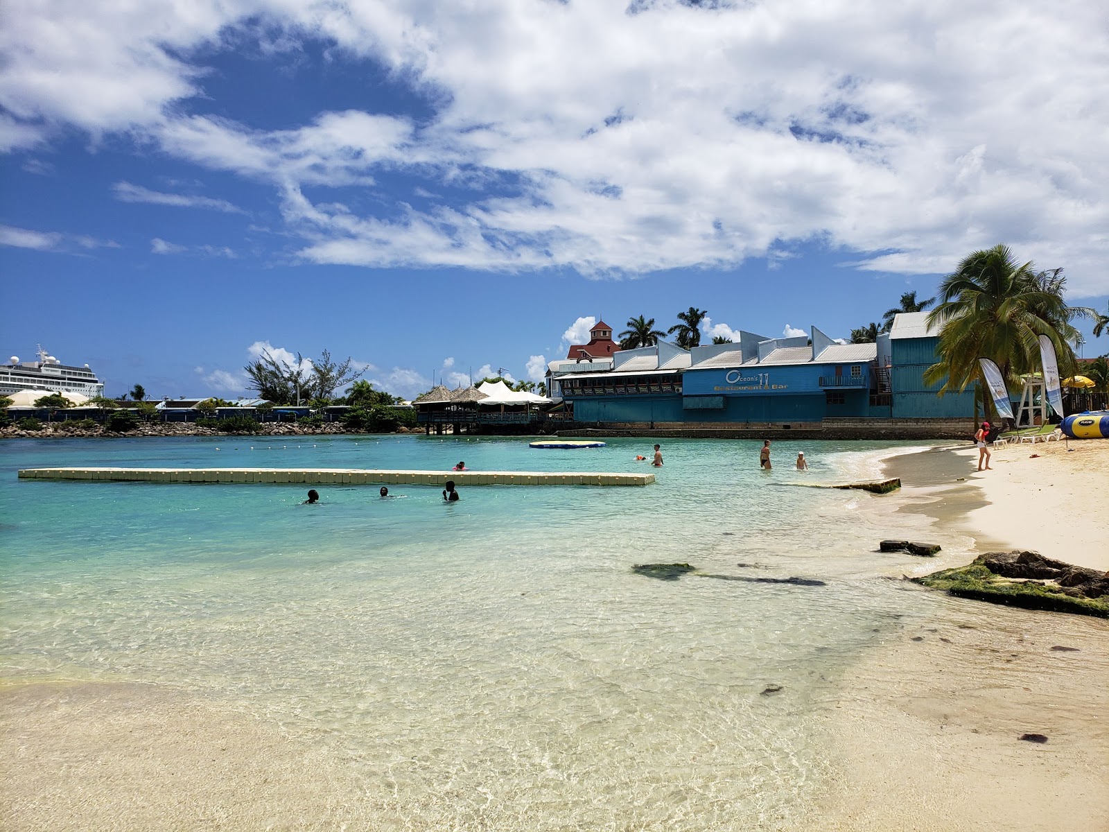 Foto von Fisherman Beach mit feiner beiger sand Oberfläche