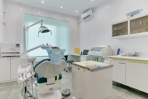 Стоматологическая клиника ВИ-ДЕНТ Филевский парк | имплантация зубов, протезирование, чистка image