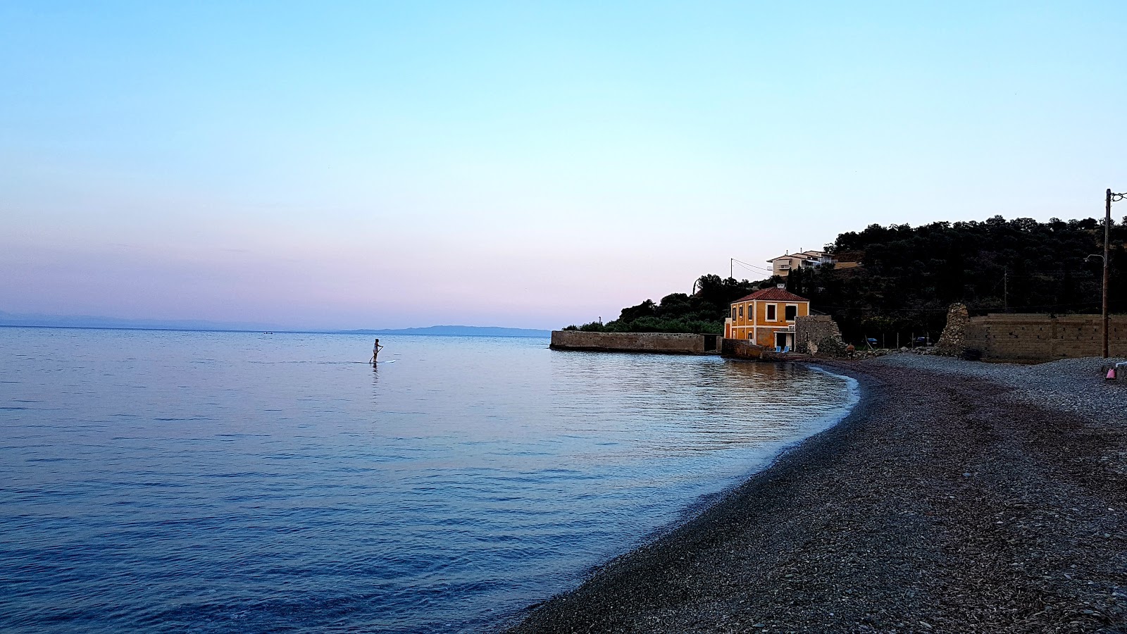 Foto von Paralia Livadiou II mit beiger sand & kies Oberfläche