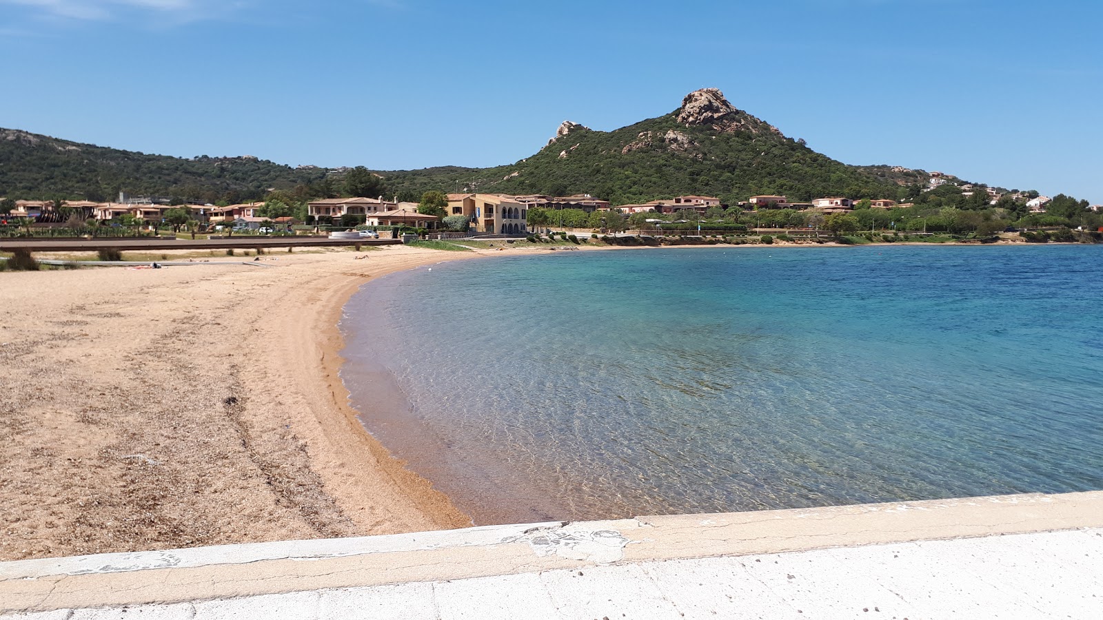 Foto van Strand van Cannigione met kleine baai