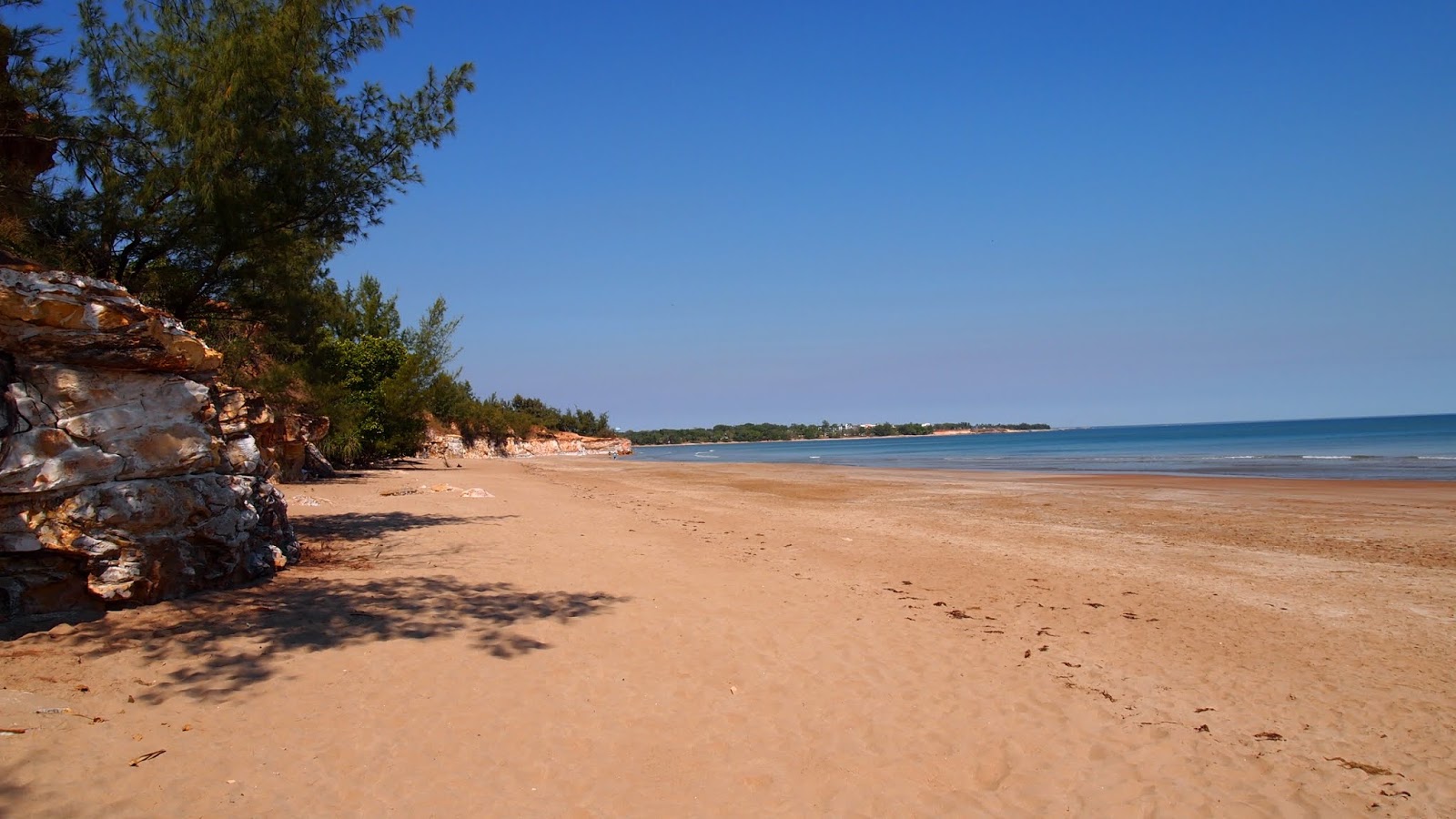 Foto de Casuarina Beach - lugar popular entre os apreciadores de relaxamento