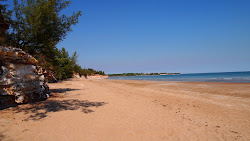 Foto de Casuarina Beach - lugar popular entre os apreciadores de relaxamento