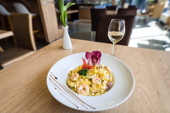 Opinii despre Jakó Cukrászda & Étterem în Kecskemét - Étterem