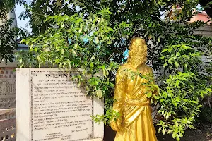 Golden Rabindranath statue image