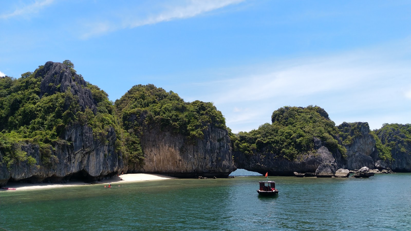 Photo de Coca Beach avec l'eau cristalline de surface