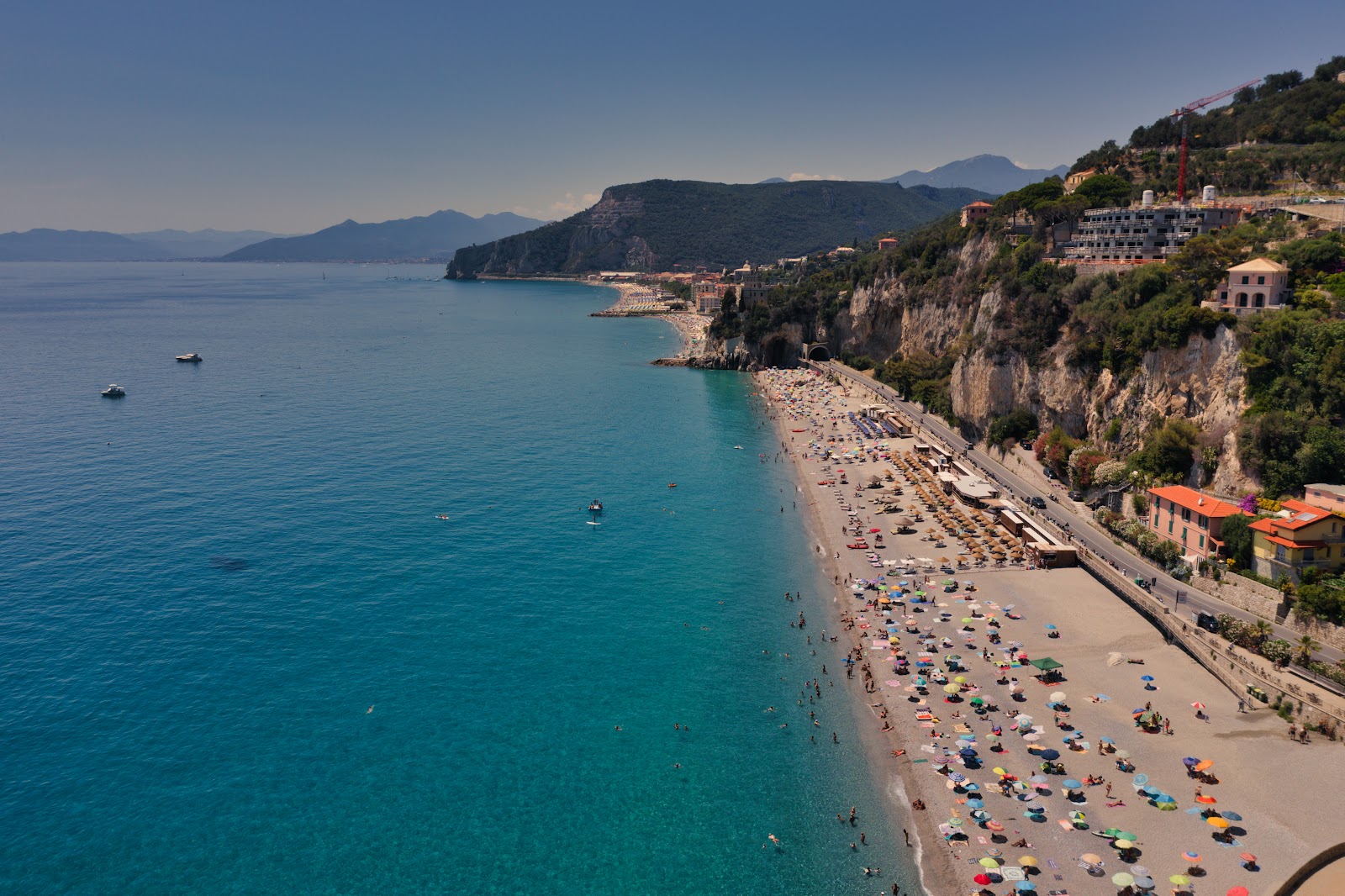 Spiaggia libera del Castelletto的照片 带有蓝色纯水表面