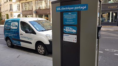 Borne véhicule utilitaire partagé électrique VULe à Paris
