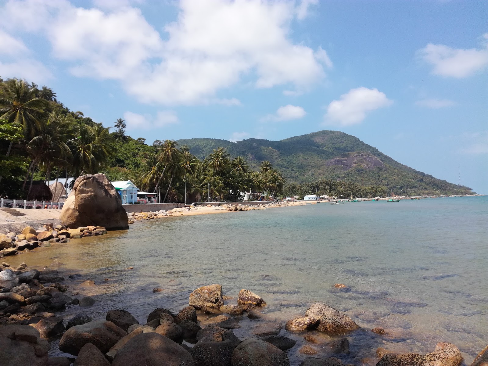Foto de BaiBo Beach con arena beige y rocas superficie