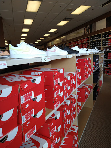 Shoe Store «Famous Footwear», reviews and photos, 1816 Hilliard Rome Rd, Hilliard, OH 43026, USA